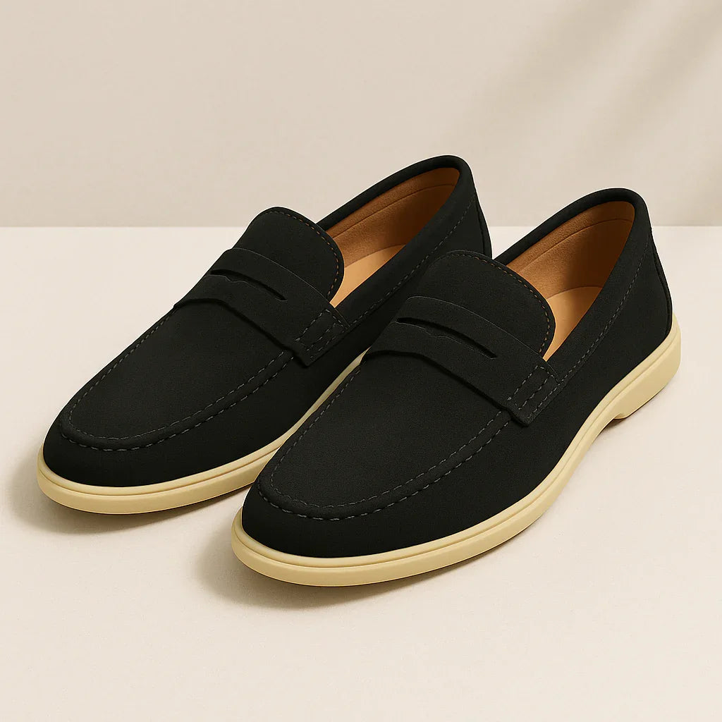 "Mäns klassiska penny loafers i mjuk mocka med penny-rem och elegant slip-on design, perfekta för både vardag och formellt."