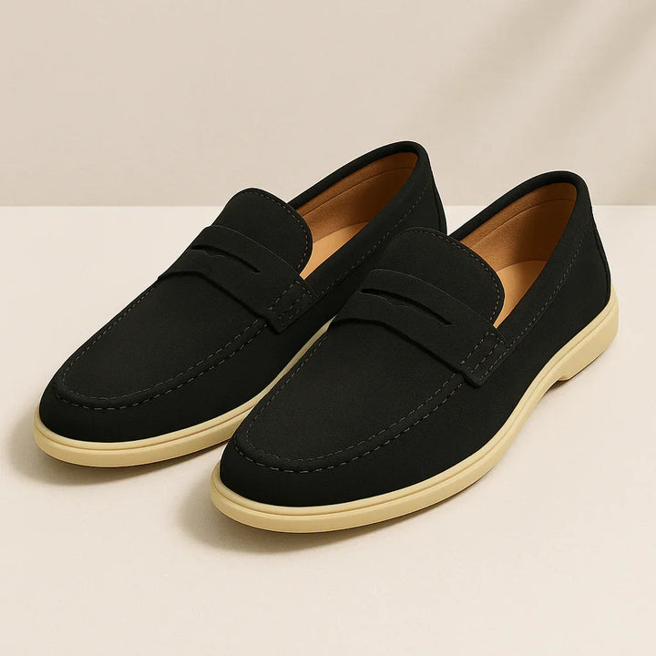 "Mäns klassiska penny loafers i mjuk mocka med penny-rem och elegant slip-on design, perfekta för både vardag och formellt."