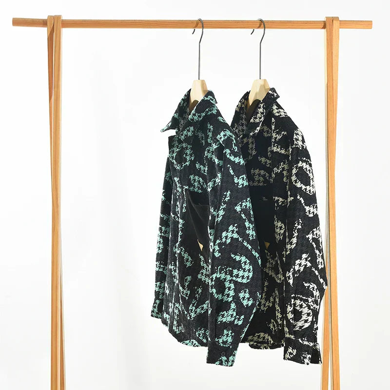 "Mäns långärmad skjorta med kontrastpanel, mjukt polyester, stilren design för både avslappnad och formell look."