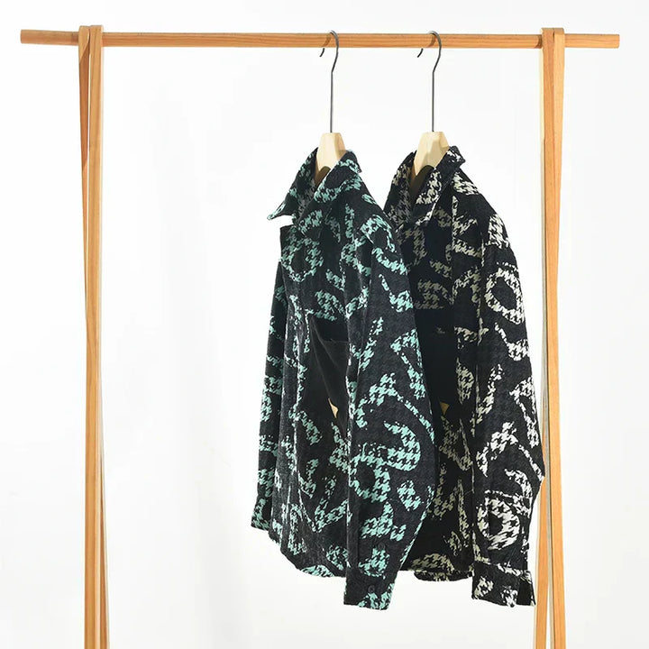"Mäns långärmad skjorta med kontrastpanel, mjukt polyester, stilren design för både avslappnad och formell look."