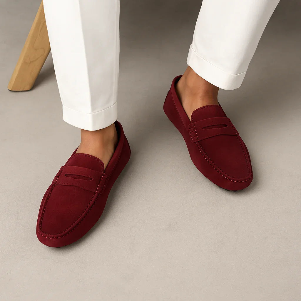 "Mäns loafers i italiensk stil, brun läderlook, klassisk design. Eleganta skor för både formella och avslappnade tillfällen."