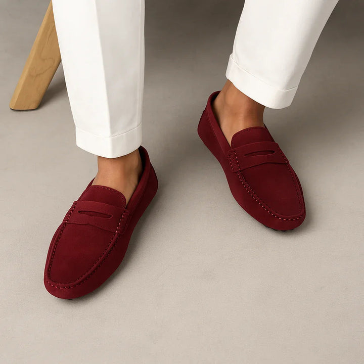 "Mäns loafers i italiensk stil, brun läderlook, klassisk design. Eleganta skor för både formella och avslappnade tillfällen."