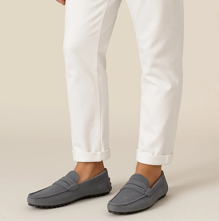 "Mäns loafers i italiensk stil, brun läderlook, klassisk design. Eleganta skor för både formella och avslappnade tillfällen."