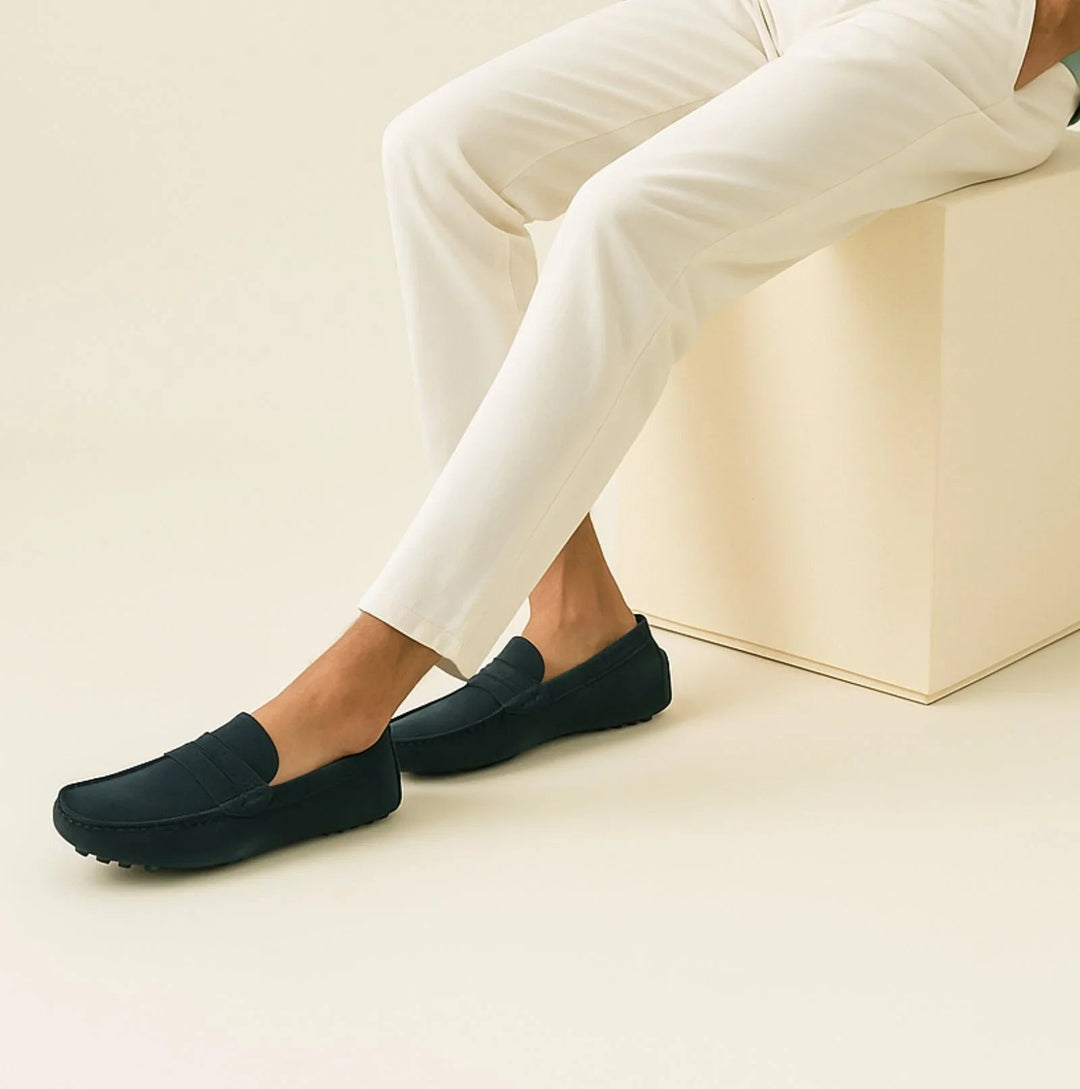 "Mäns loafers i italiensk stil, brun läderlook, klassisk design. Eleganta skor för både formella och avslappnade tillfällen."