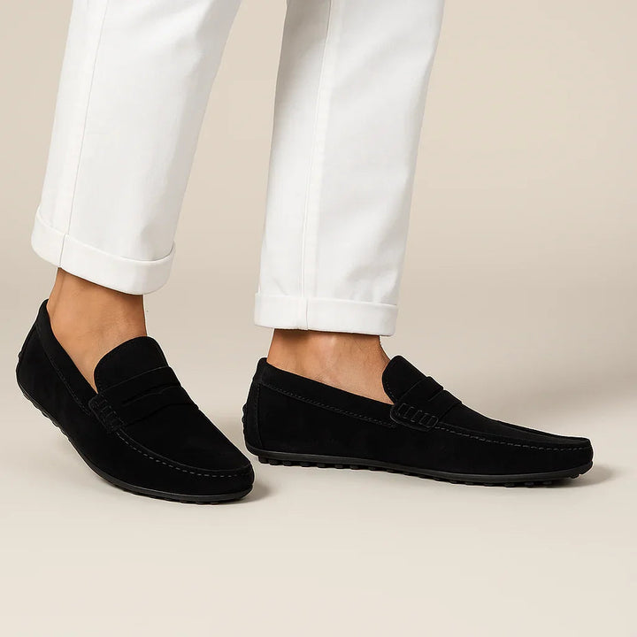 "Mäns loafers i italiensk stil, brun läderlook, klassisk design. Eleganta skor för både formella och avslappnade tillfällen."