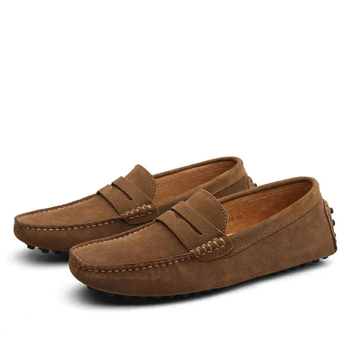 "Mäns loafers i italiensk stil, brun läderlook, klassisk design. Eleganta skor för både formella och avslappnade tillfällen."