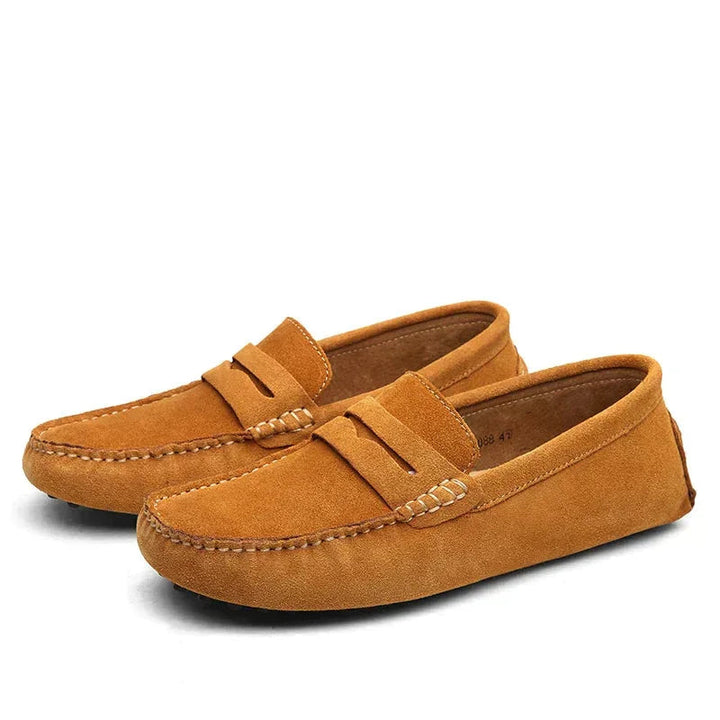 "Mäns loafers i italiensk stil, brun läderlook, klassisk design. Eleganta skor för både formella och avslappnade tillfällen."
