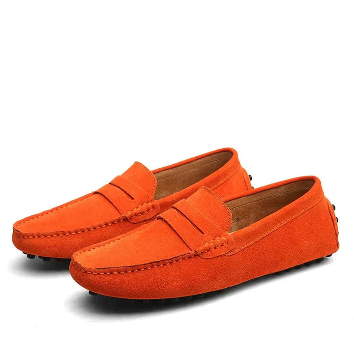 "Mäns loafers i italiensk stil, brun läderlook, klassisk design. Eleganta skor för både formella och avslappnade tillfällen."