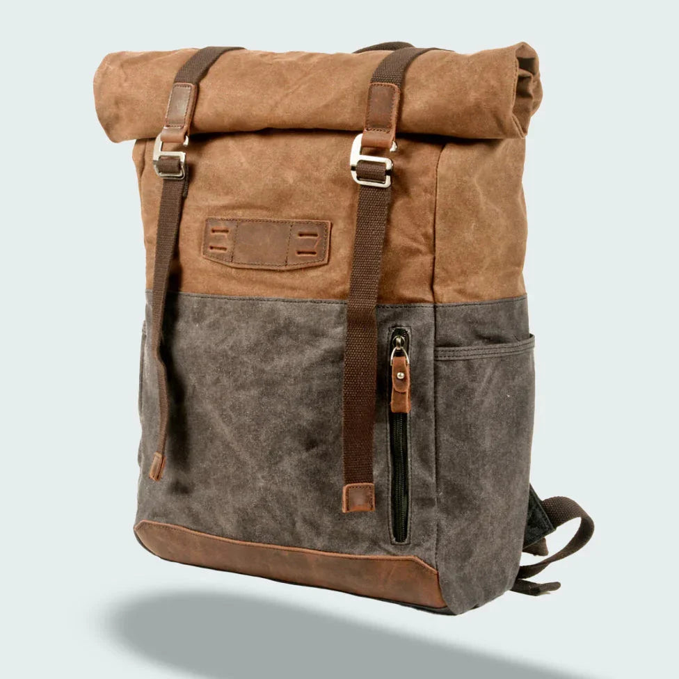 Mäns modern rolltop ryggsäck i slitstark väv, justerbar design, vadderade axelremmar, idealisk för vardag och resor.