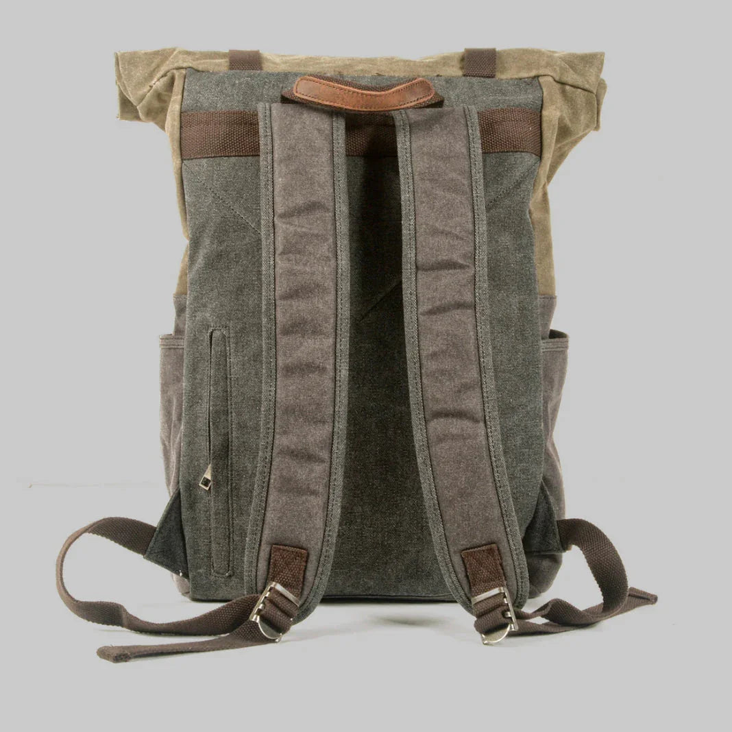 Mäns modern rolltop ryggsäck i slitstark väv, justerbar design, vadderade axelremmar, idealisk för vardag och resor.