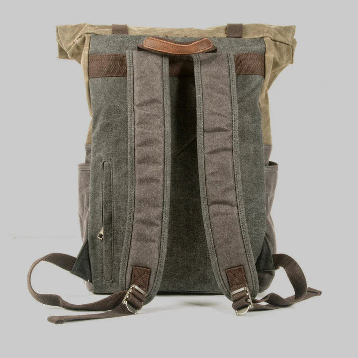 Mäns modern rolltop ryggsäck i slitstark väv, justerbar design, vadderade axelremmar, idealisk för vardag och resor.
