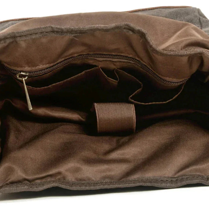 Mäns modern rolltop ryggsäck i slitstark väv, justerbar design, vadderade axelremmar, idealisk för vardag och resor.