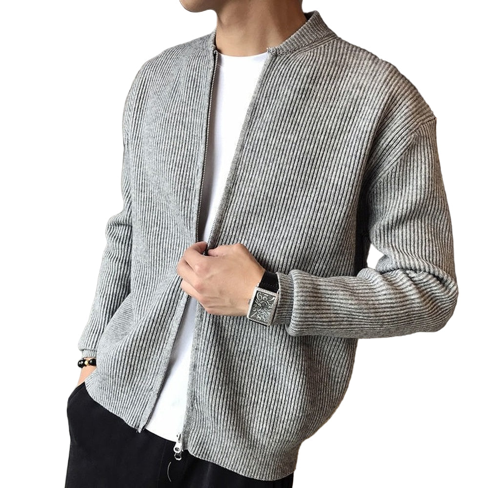 "Mäns ribbad cardigan med dragkedja, designad för stil och komfort, idealisk för både vardag och formella tillfällen."