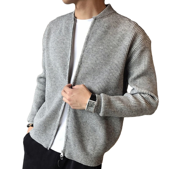 "Mäns ribbad cardigan med dragkedja, designad för stil och komfort, idealisk för både vardag och formella tillfällen."