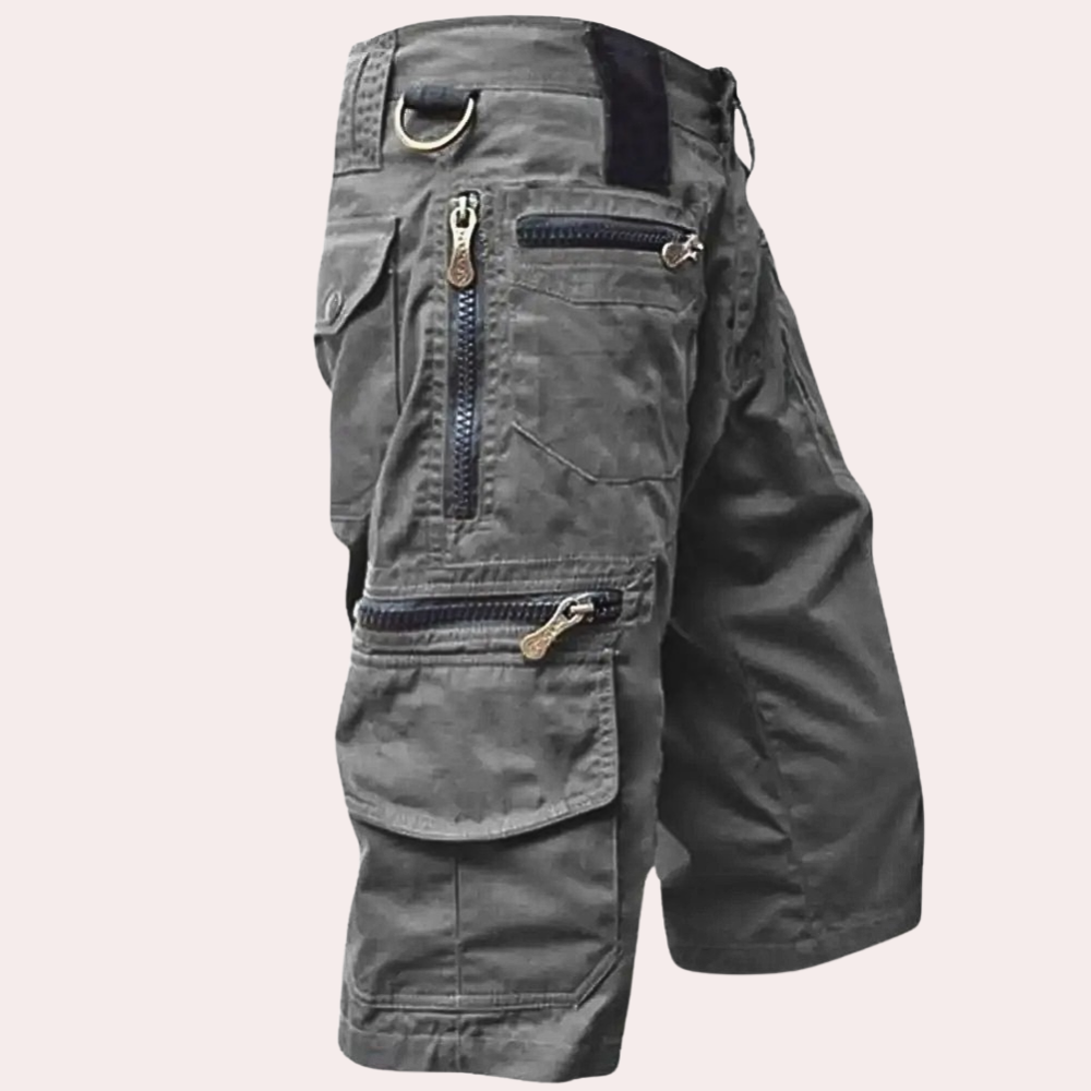 "Mäns trendiga cargo shorts i svart med flera fickor, perfekt för vardag och utomhusäventyr. Stil och funktionalitet."