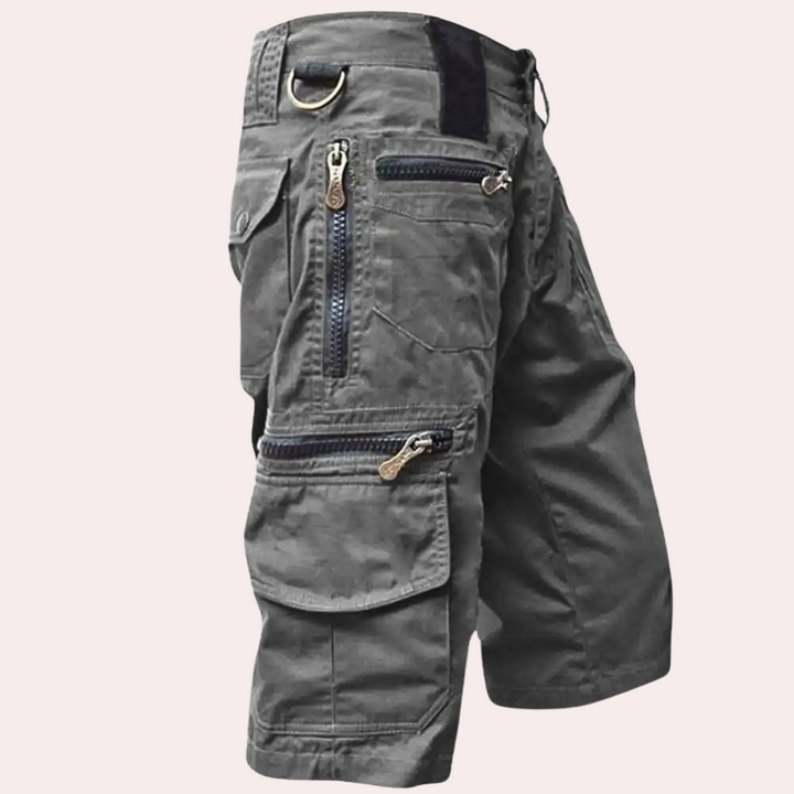 "Mäns trendiga cargo shorts i svart med flera fickor, perfekt för vardag och utomhusäventyr. Stil och funktionalitet."