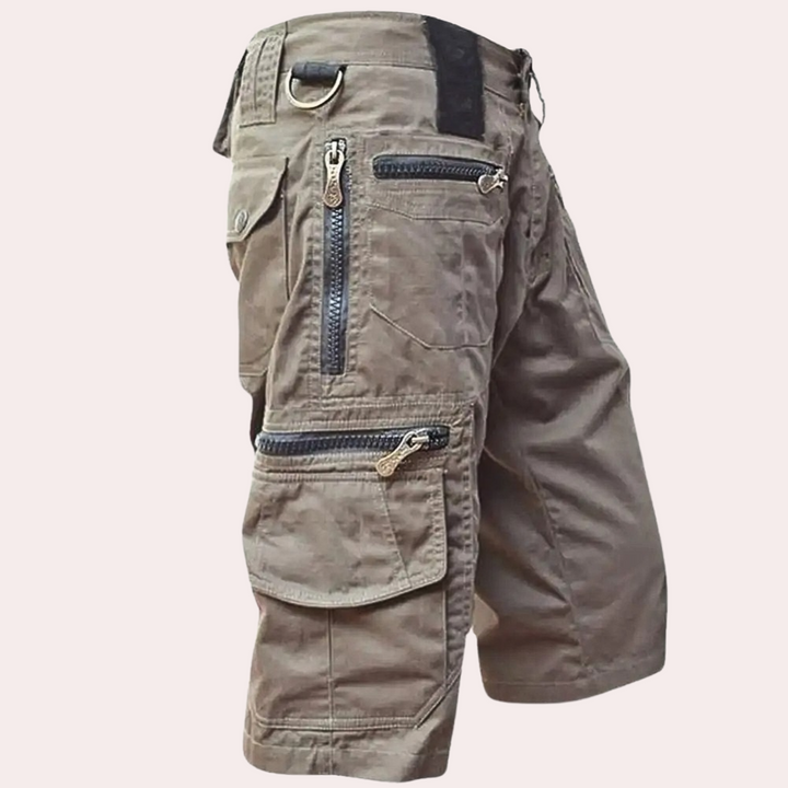 "Mäns trendiga cargo shorts i svart med flera fickor, perfekt för vardag och utomhusäventyr. Stil och funktionalitet."