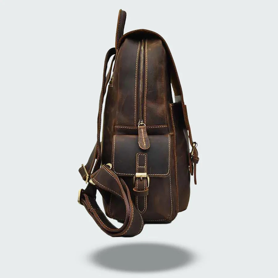 "Mäns vintage läderryggsäck med klassisk design, justerbara remmar och unik patina för elegant och funktionell stil."