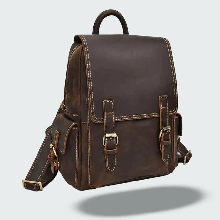 "Mäns vintage läderryggsäck med klassisk design, justerbara remmar och unik patina för elegant och funktionell stil."