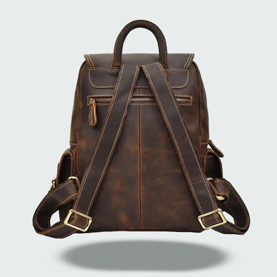 "Mäns vintage läderryggsäck med klassisk design, justerbara remmar och unik patina för elegant och funktionell stil."