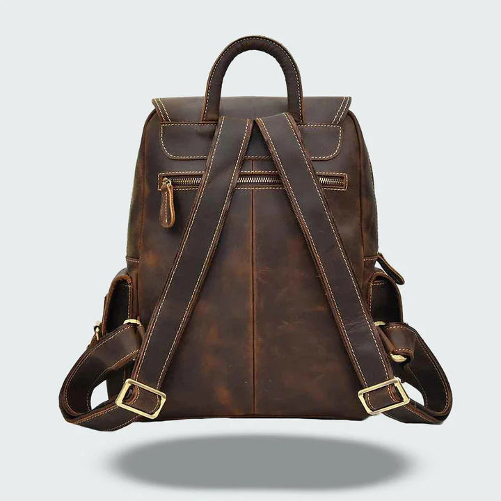 "Mäns vintage läderryggsäck med klassisk design, justerbara remmar och unik patina för elegant och funktionell stil."
