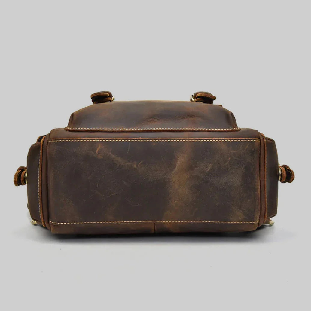 "Mäns vintage läderryggsäck med klassisk design, justerbara remmar och unik patina för elegant och funktionell stil."