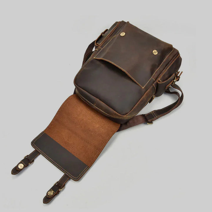 "Mäns vintage läderryggsäck med klassisk design, justerbara remmar och unik patina för elegant och funktionell stil."