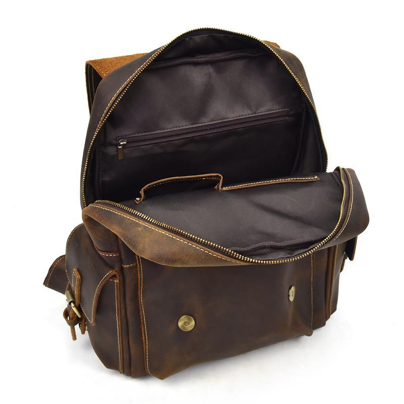 "Mäns vintage läderryggsäck med klassisk design, justerbara remmar och unik patina för elegant och funktionell stil."