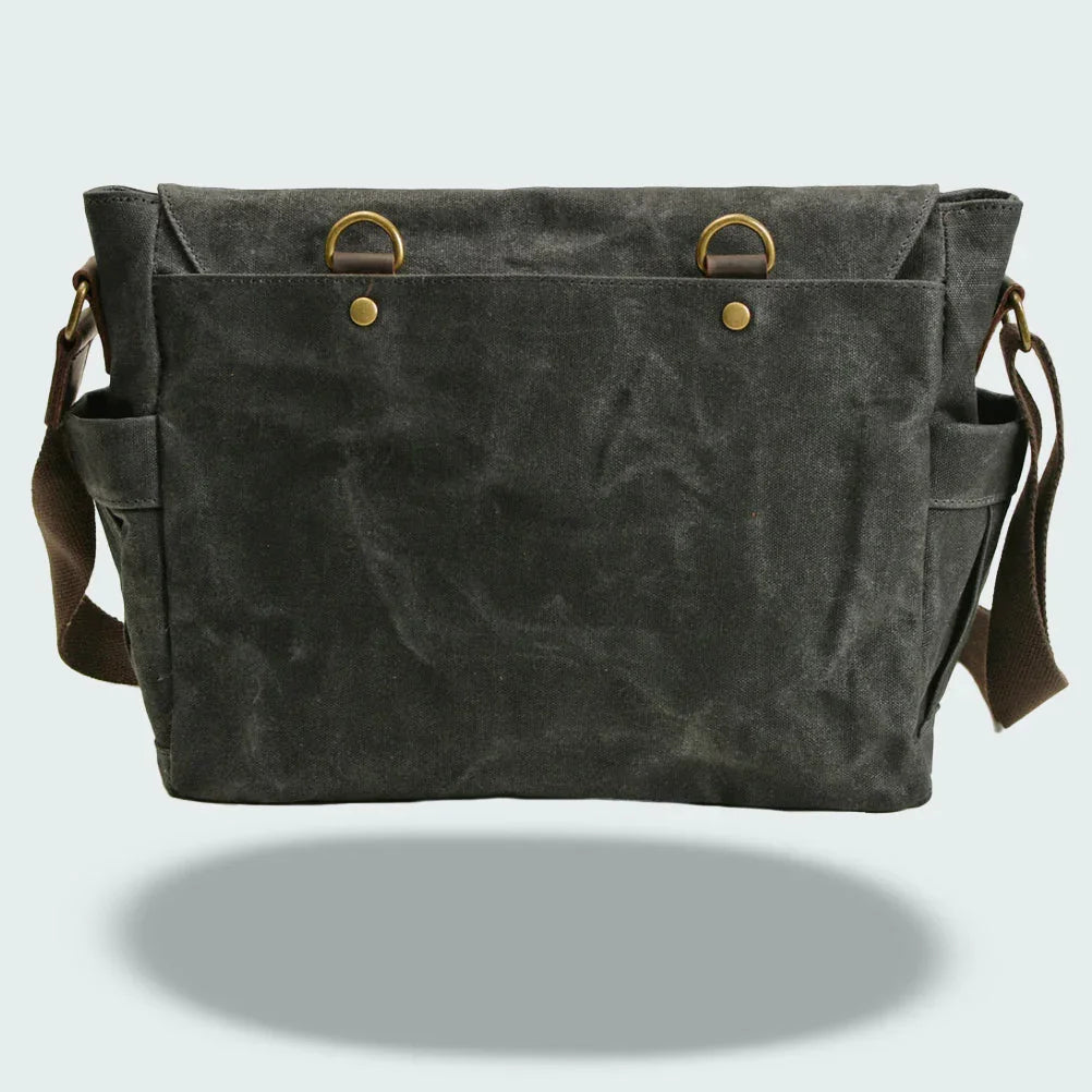 "Mäns vintage messenger-väska i oljevaxad läder med justerbar rem och flera fack, framifrån perspektiv."