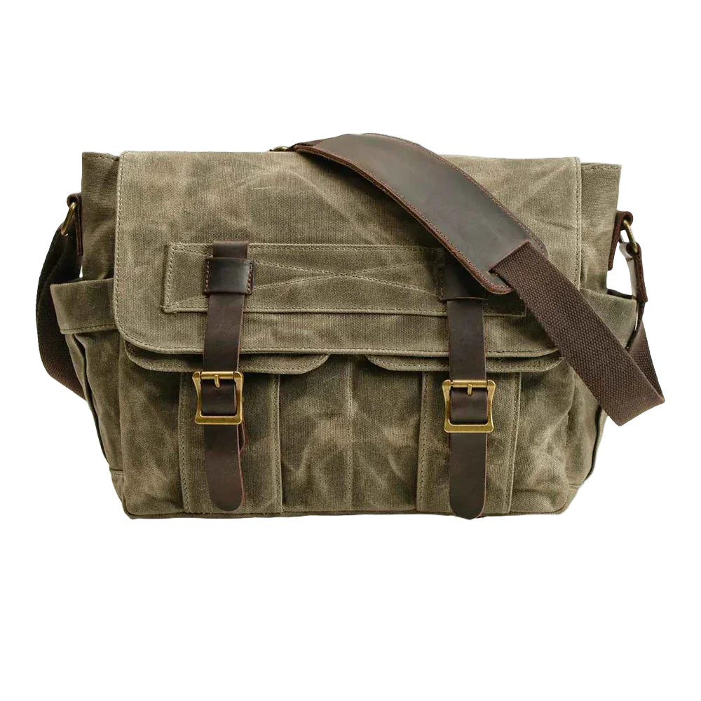 "Mäns vintage messenger-väska i oljevaxad läder med justerbar rem och flera fack, framifrån perspektiv."