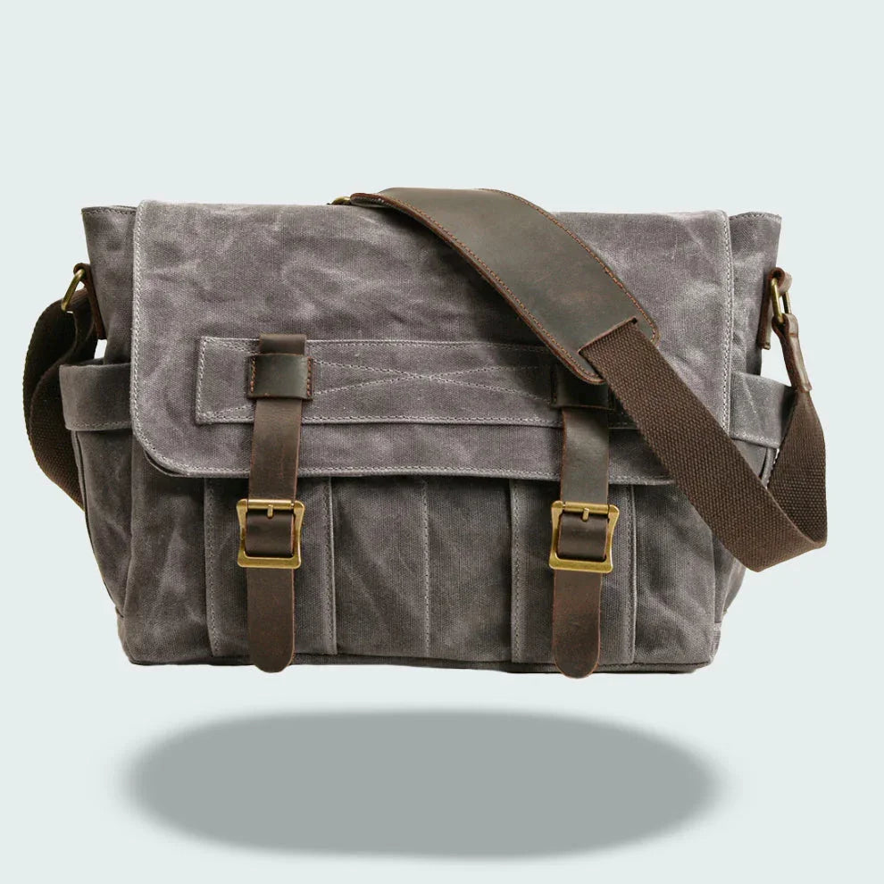 "Mäns vintage messenger-väska i oljevaxad läder med justerbar rem och flera fack, framifrån perspektiv."