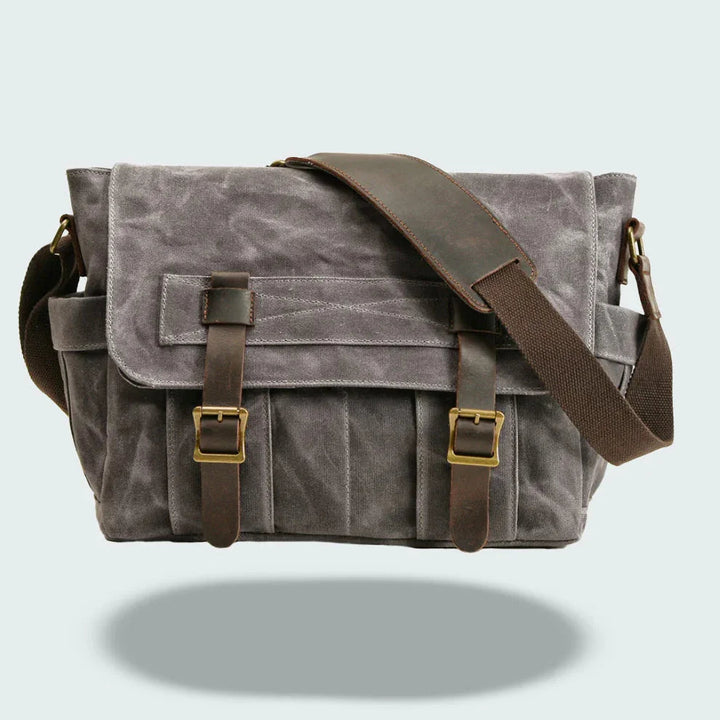 "Mäns vintage messenger-väska i oljevaxad läder med justerbar rem och flera fack, framifrån perspektiv."