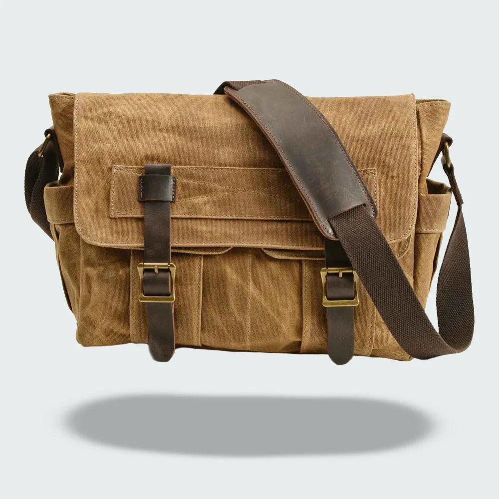 "Mäns vintage messenger-väska i oljevaxad läder med justerbar rem och flera fack, framifrån perspektiv."