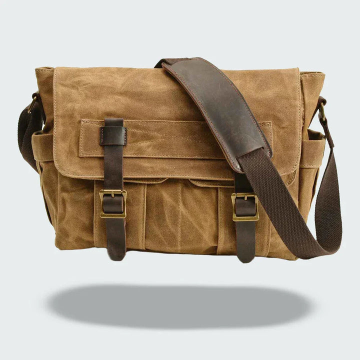 "Mäns vintage messenger-väska i oljevaxad läder med justerbar rem och flera fack, framifrån perspektiv."