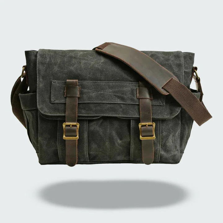 "Mäns vintage messenger-väska i oljevaxad läder med justerbar rem och flera fack, framifrån perspektiv."