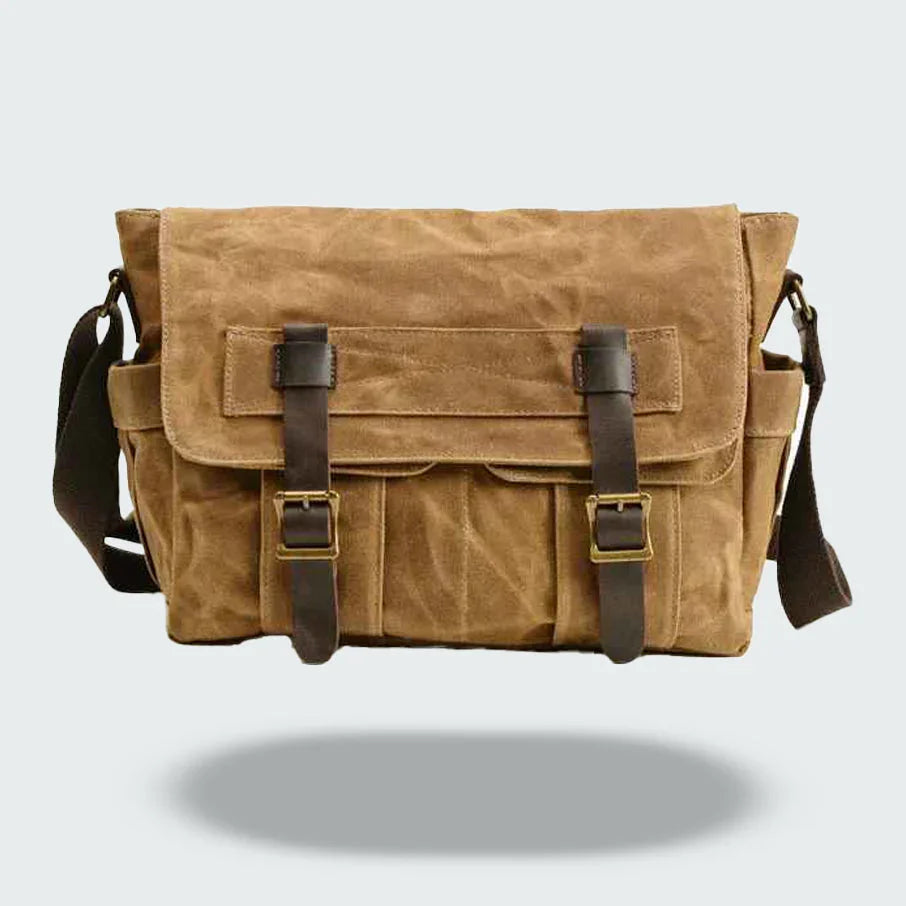 "Mäns vintage messenger-väska i oljevaxad läder med justerbar rem och flera fack, framifrån perspektiv."