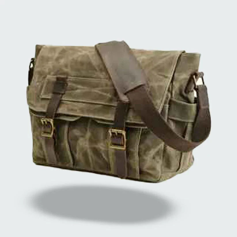 "Mäns vintage messenger-väska i oljevaxad läder med justerbar rem och flera fack, framifrån perspektiv."