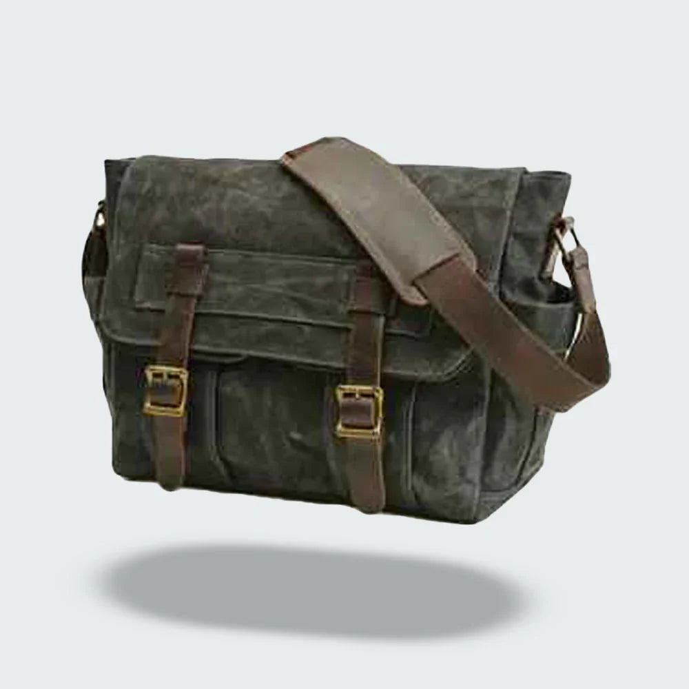 "Mäns vintage messenger-väska i oljevaxad läder med justerbar rem och flera fack, framifrån perspektiv."
