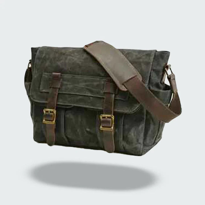 "Mäns vintage messenger-väska i oljevaxad läder med justerbar rem och flera fack, framifrån perspektiv."