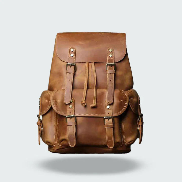 "Mäns vintage ryggsäck i läder med rymlig interiör, flera fack och justerbara axelremmar i elegant brun ton."