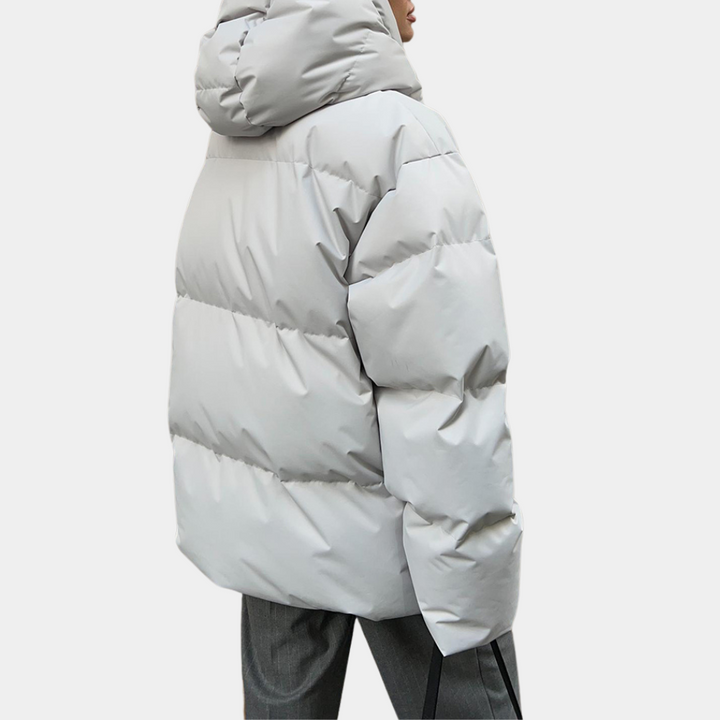 "Modern dam vinterjacka puffer med elegant design och rymlig passform, perfekt för stil och värme i stad och natur."
