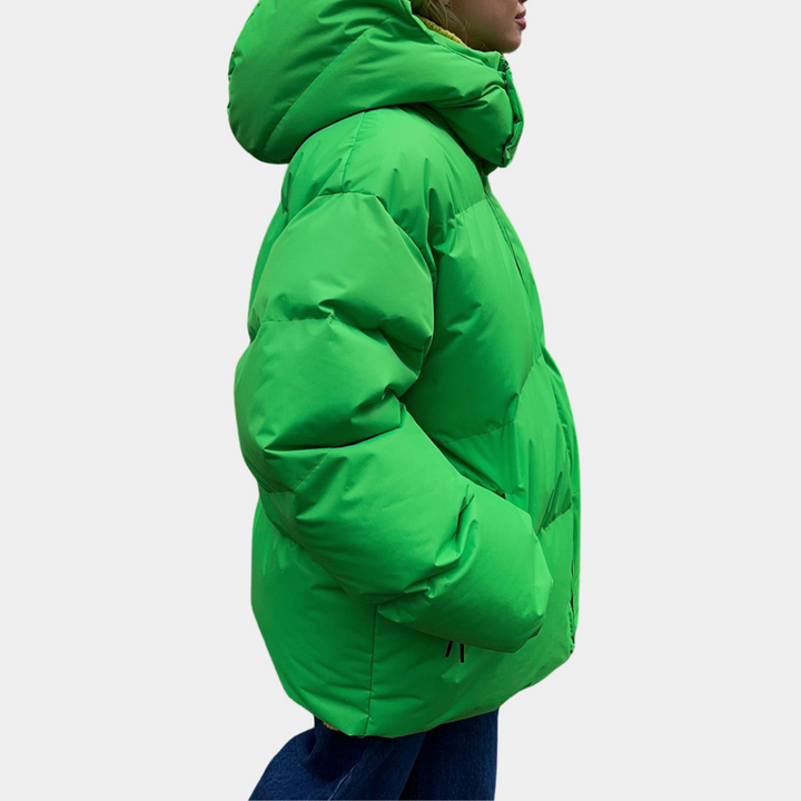 "Modern dam vinterjacka puffer med elegant design och rymlig passform, perfekt för stil och värme i stad och natur."