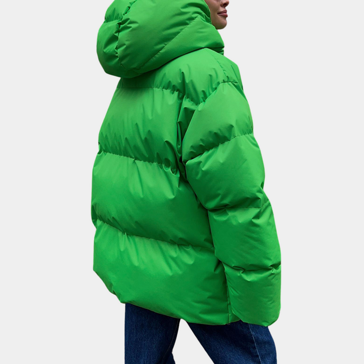 "Modern dam vinterjacka puffer med elegant design och rymlig passform, perfekt för stil och värme i stad och natur."
