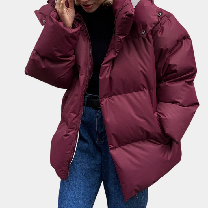 "Modern dam vinterjacka puffer med elegant design och rymlig passform, perfekt för stil och värme i stad och natur."