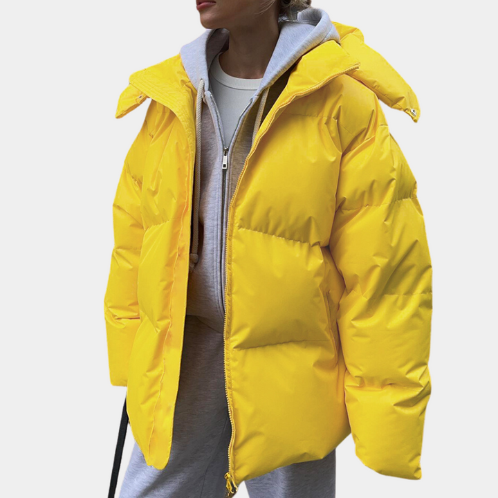 "Modern dam vinterjacka puffer med elegant design och rymlig passform, perfekt för stil och värme i stad och natur."