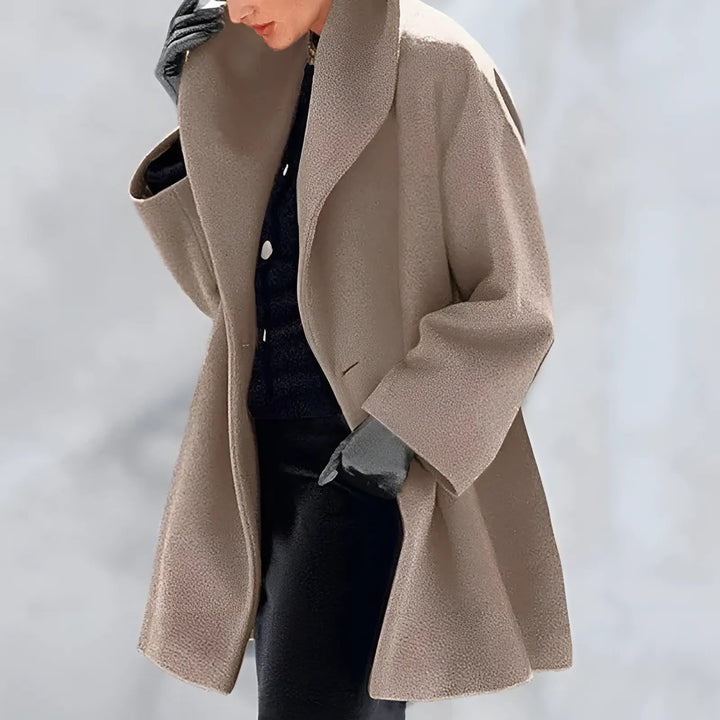 Modern damtrenchcoat med elegant design, värmande material. Perfekt för stil och skydd, passar alla tillfällen.
