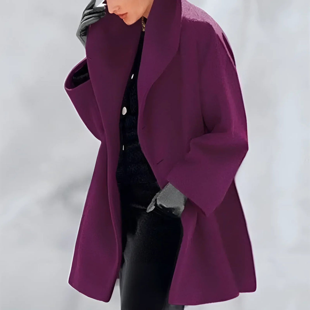 Modern damtrenchcoat med elegant design, värmande material. Perfekt för stil och skydd, passar alla tillfällen.