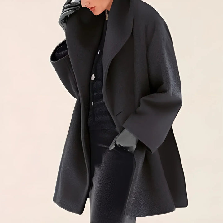 Modern damtrenchcoat med elegant design, värmande material. Perfekt för stil och skydd, passar alla tillfällen.