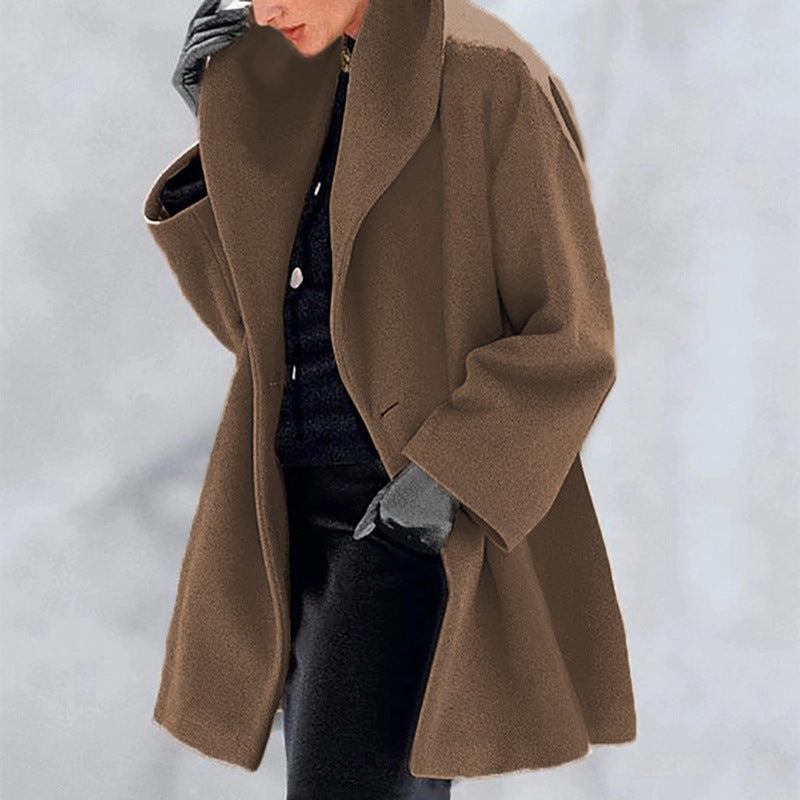 Modern damtrenchcoat med elegant design, värmande material. Perfekt för stil och skydd, passar alla tillfällen.