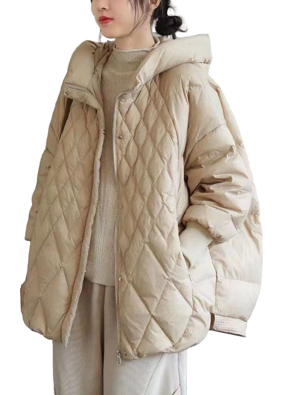 "Modern damvinterjacka i khaki med dragkedja, elegant design, varm och bekväm för kyliga vinterdagar."